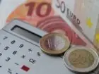 Średnie wynagrodzenie w 2026 roku - banknoty i monety euro i kalkulator