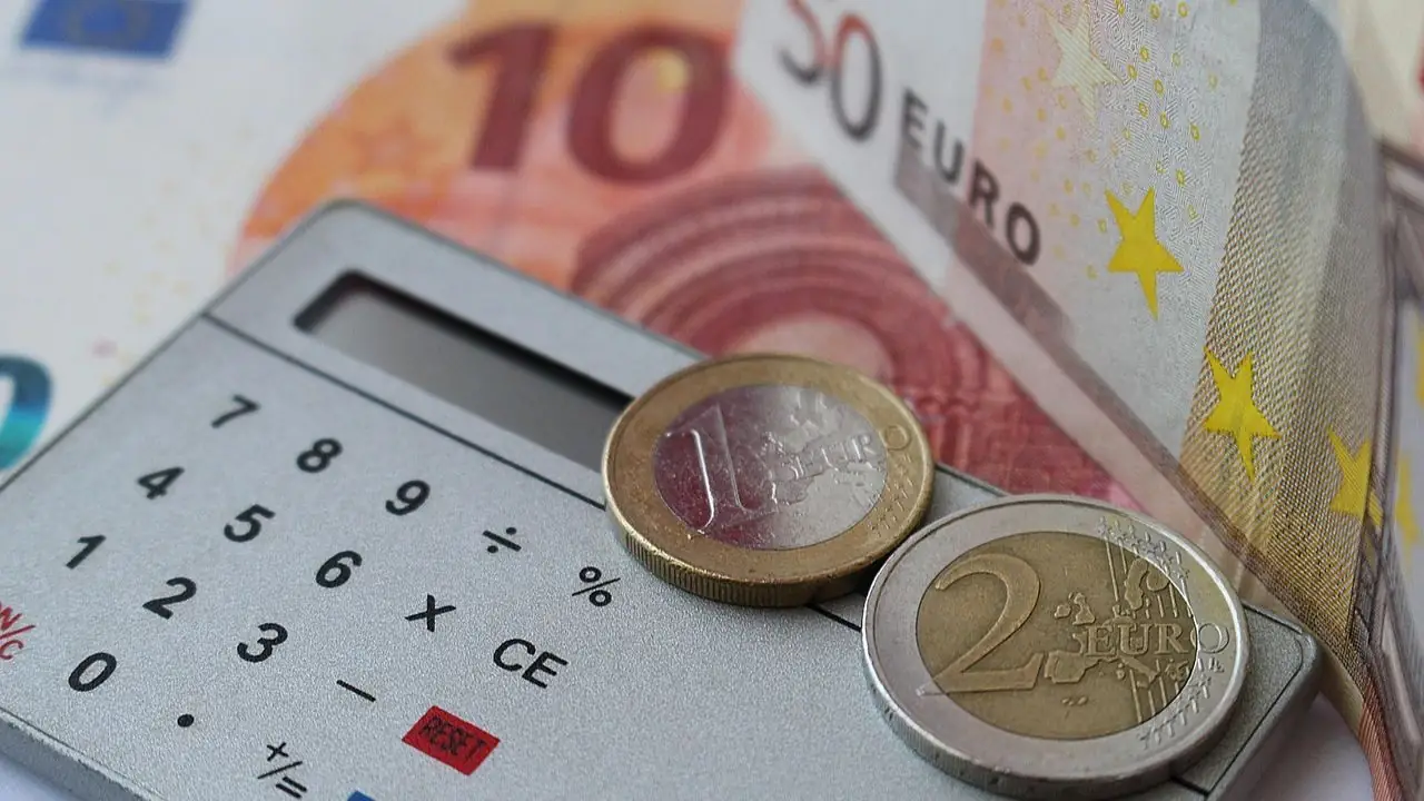 Średnie wynagrodzenie w 2026 roku - banknoty i monety euro i kalkulator