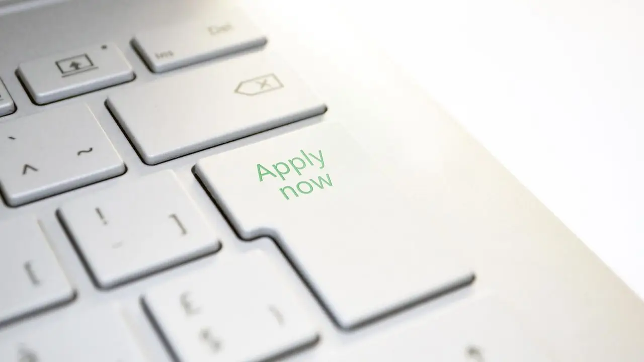 Szukanie pracy - przycisk apply now na klawiaturze
