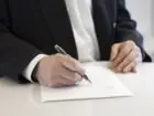 Umowa zlecenie 2026 - mężczyzna dopisujący umowę