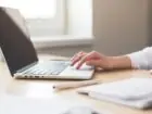 Zwolnienie za wpis w sm - kobieta pisząca na laptopie