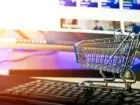 Pozycjonowanie sklepów internetowych - wózek zakupowy miniaturowy na biurku