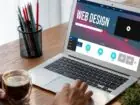 UX i UI design - laptop z napisem web design na ekranie