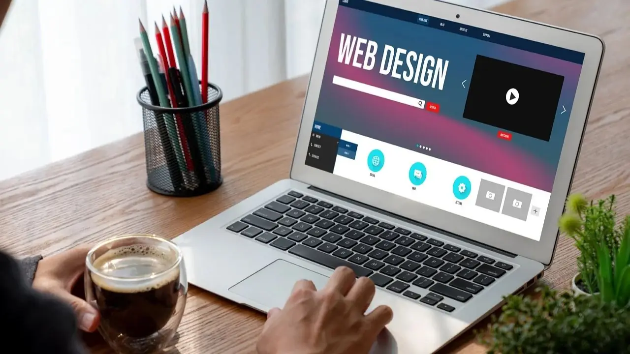 UX i UI design - laptop z napisem web design na ekranie