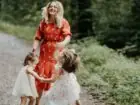 Czy za urlop rodzicielski przysługuje urlop wypoczynkowy - matka z córkami