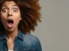 Na zdjęciu kobieta zszokowana clickbaitem