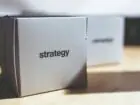 Hasła reklamowe - pudełko z napisem strategy