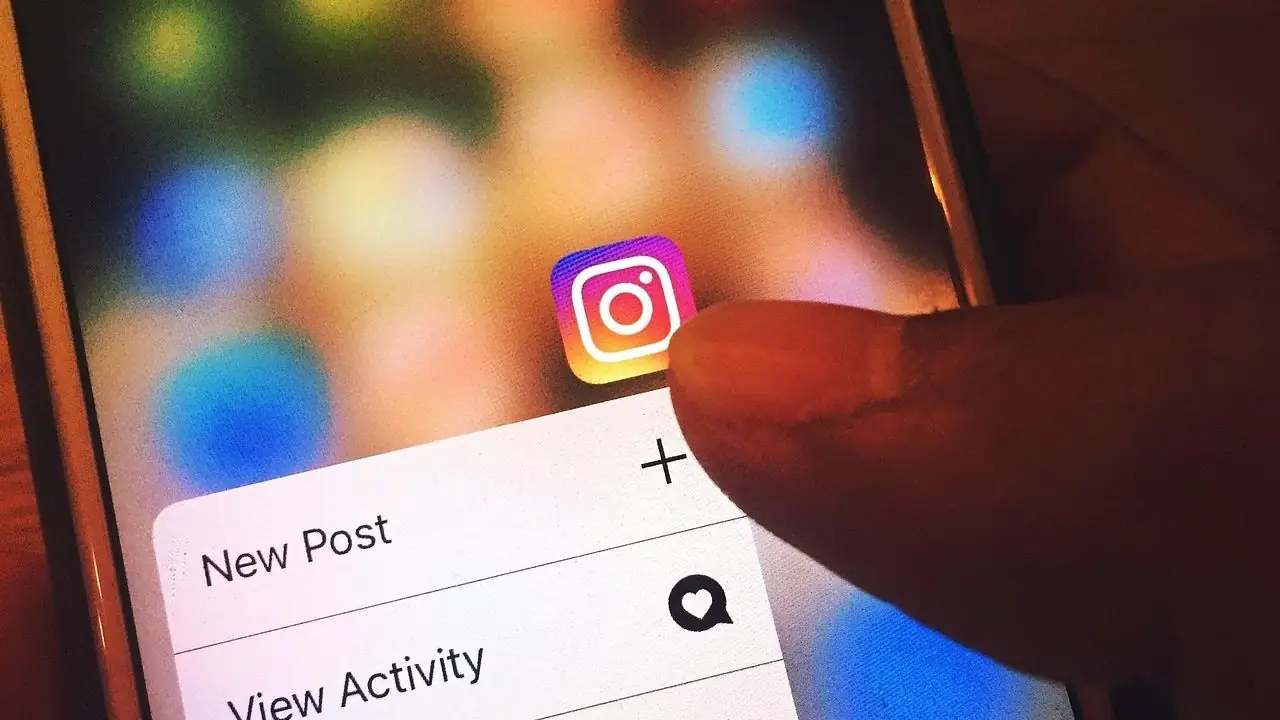 Jak zarabiać na Instagramie - ikona Instagram na ekranie telefonu