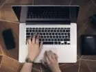 Najpopularniejsze przeglądarki internetowe - laptop obsługiwany przez człowieka