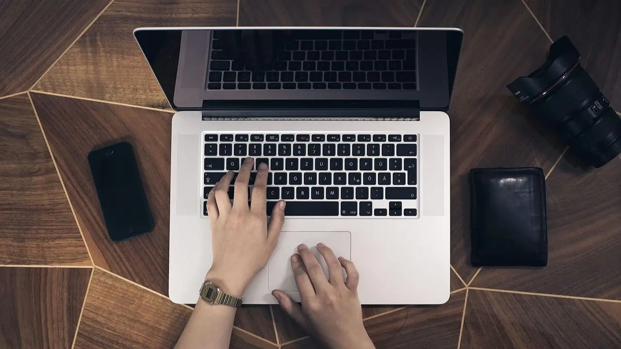 Najpopularniejsze przeglądarki internetowe - laptop obsługiwany przez człowieka