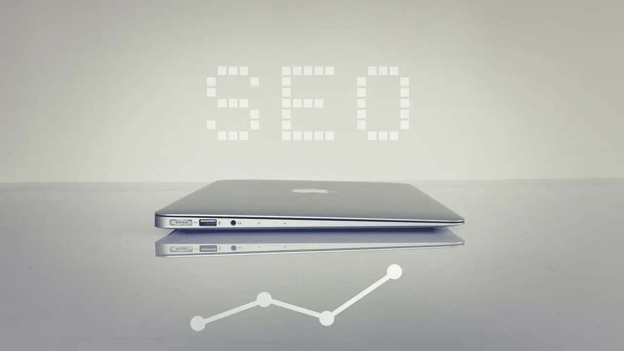 Pozycjonowanie Poznań - napis SEO nad laptopem