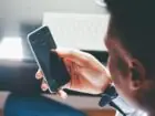 Shadowban - smartfon w dłoni mężczyzny