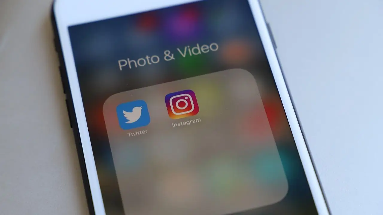 Wymiary grafik do social media - ikony sm na telefonie