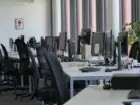 Zwolnienia Onet - puste biurka w biurze