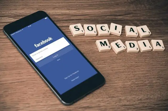 Na zdjęciu znajduje się aplikacja Facebooka, która umożliwia założenie fanpage'a.