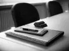 Pisemna rezygnacja z umowy - biurko firmowe z dokumentami