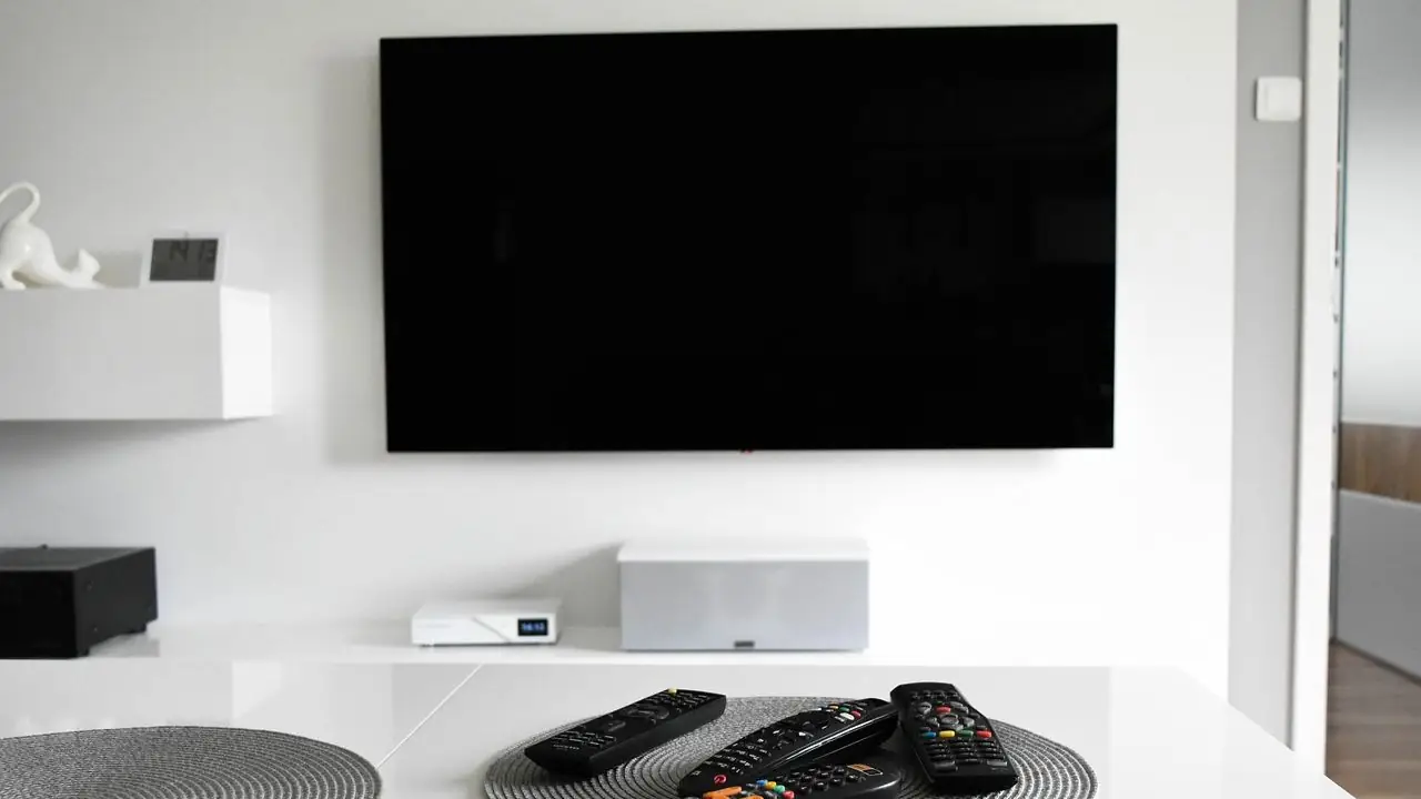 Platformy streamingowe - tv na ścianie