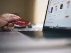 Platformy e-commerce w Polsce - karta płatnicza w dłoni na tle