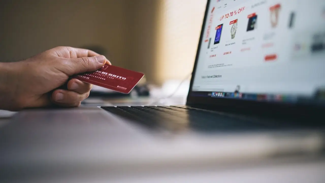 Platformy e-commerce w Polsce - karta płatnicza w dłoni na tle