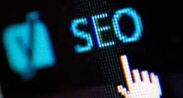 Pozycjonowanie Łódź - napis SEO na ekranie