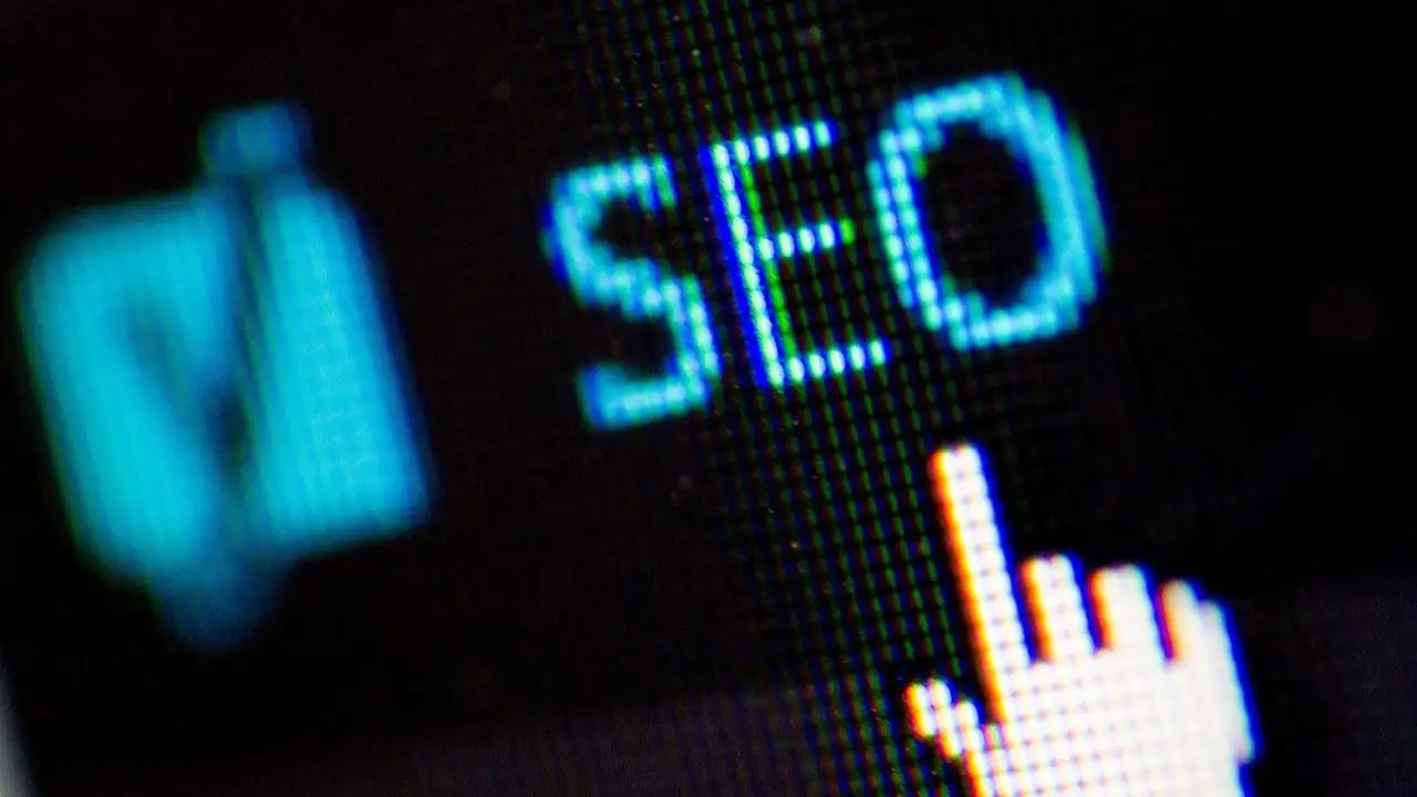 Pozycjonowanie Łódź - napis SEO na ekranie