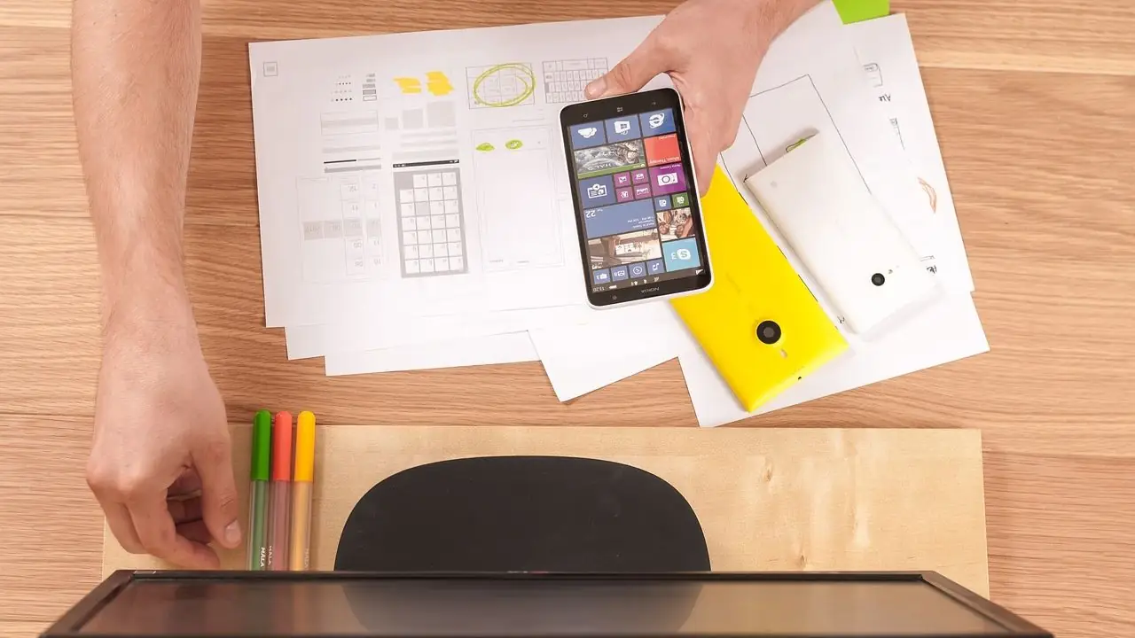 UX - specjalista UX projektujący aplikację