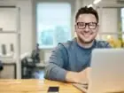 Na obrazku znajduje się mężczyzna, który wdraża soft marketing