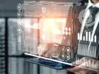 AI Act -cyfrowy ekran sterowany przez mężczyznę