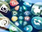 Instastories - ikonki social mediów na tle smartfona