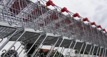 Kaufland - zwolnienie kasjerki - wózki sklepowe