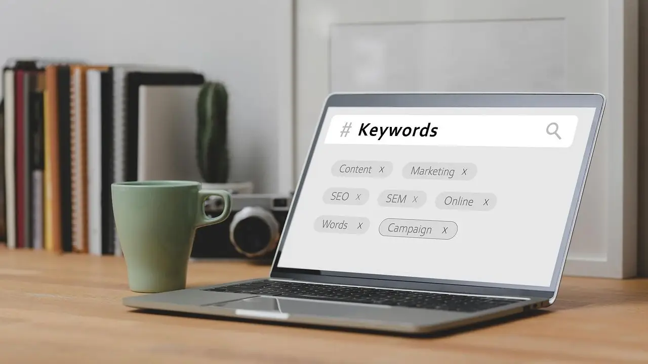 Pozycjonowanie Kraków - laptop z hasłami SEO