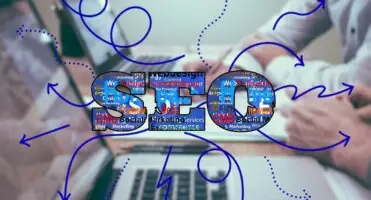 Pozycjonowanie Wrocław - napis SEO na tle komputera