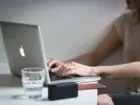 Na zdjęciu kobieta pracuje za pomocą metody SMART