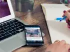 UX writing - laptop, telefon i pisanie w notatniku