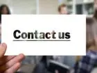 Wizytówka Google - contact us napis na wizytówce na tle zespołu ludzi