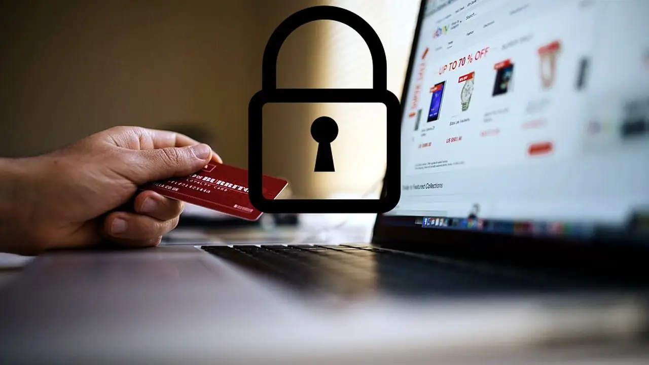 E-commerce zaufanie klientów badanie - sklep internetowy na ekranie komputera na tle kłódki