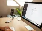 Audyt SEO - osoba wpisująca hasło w wyszukiwarce Google