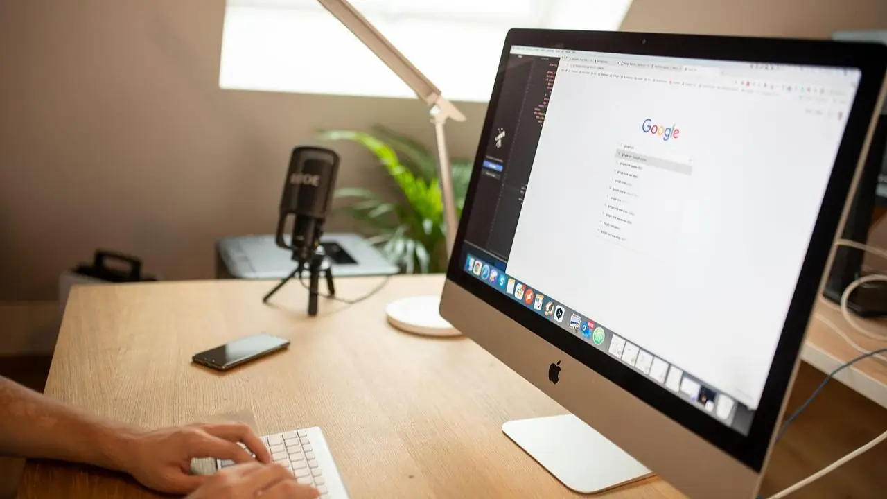 Audyt SEO - osoba wpisująca hasło w wyszukiwarce Google