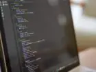 Devin AI - co to - kod programistyczny na ekranie