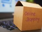 Ile można zarobić na sklepie internetowym - karton z podpisem online shopping