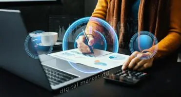 Prawa Murphy'ego w marketingu - osoba analizująca statystyki przy komputerze