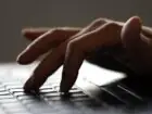 Reklama internetowa - klikanie na komputerze