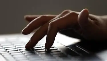Reklama internetowa - klikanie na komputerze