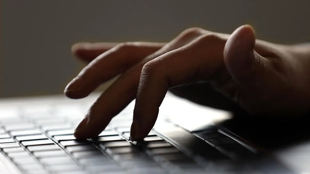 Reklama internetowa - klikanie na komputerze
