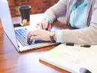 Na zdjęciu kobieta zajmuje się kobieta zajmująca się keyword research