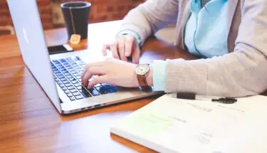 Na zdjęciu kobieta zajmuje się kobieta zajmująca się keyword research
