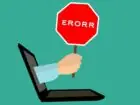 Błąd 405 - znak z napisem error w dłoni wystającej z ekranu