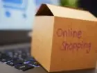 Ghost commerce - karton z napisem online shopping