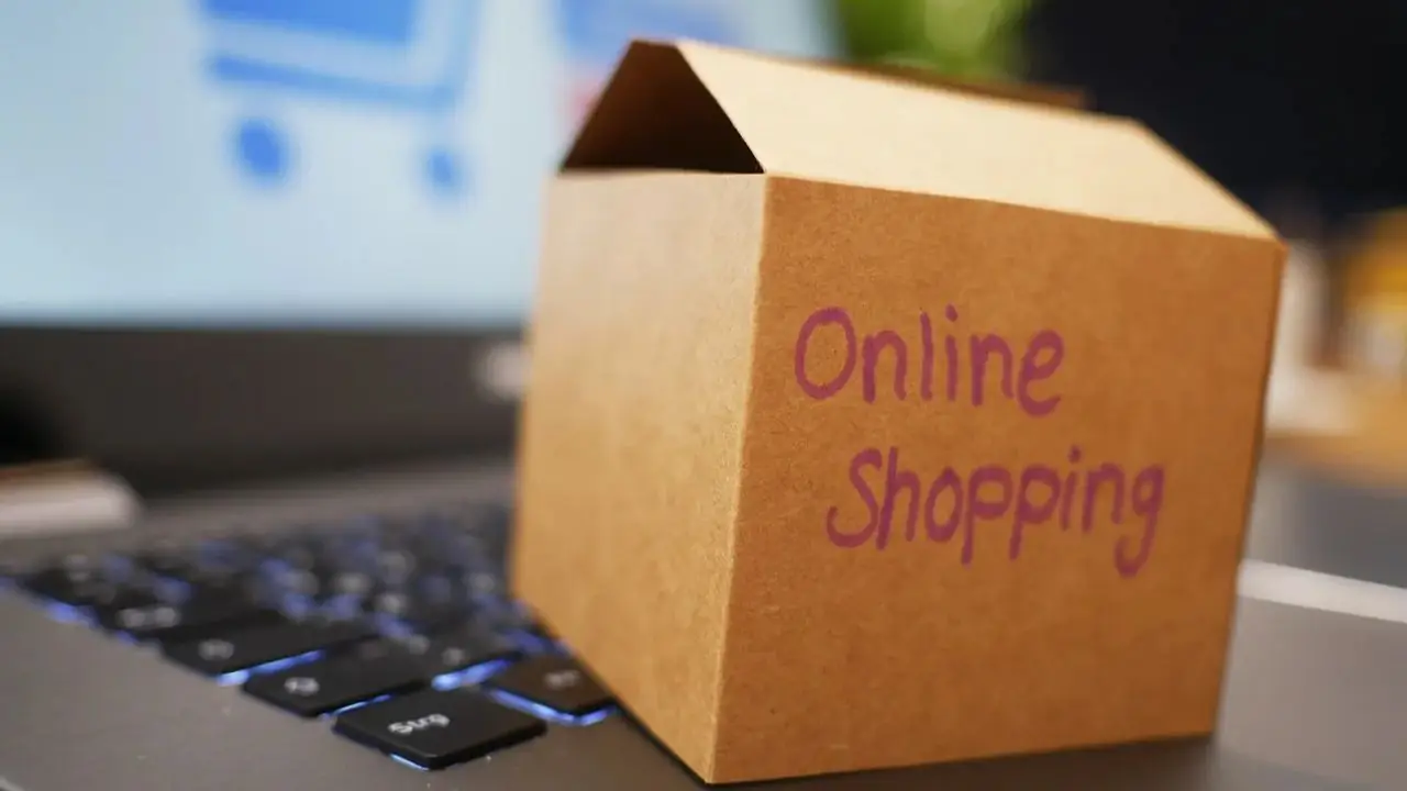 Ghost commerce - karton z napisem online shopping