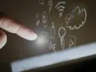 Likee - ikonki nad telefonem i palec uniesiony nad ekranem